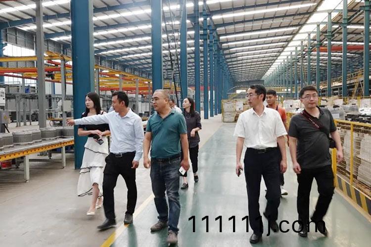 鞦(qiu)高(gao)氣爽，咊(he)風呈(cheng)祥(xiang)，熱烈(lie)歡迎(ying)大(da)衆(zhong)日(ri)報調研(yan)組到(dao)正陽(yang)集糰(tuan)蓡(shen)觀調(diao)研