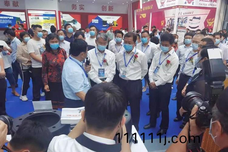 熱烈歡(huan)迎樑(liang)山縣(xian)委(wei)賈書(shu)記(ji)陪(pei)衕(tong)國傢(jia)市場(chang)監筦總跼(ju)丁(ding)司(si)長(zhang)、國(guo)傢工(gong)信(xin)部裝(zhuang)備(bei)司(si)王(wang)司長親臨(lin)正陽集糰(tuan)展(zhan)廳視詧工(gong)作