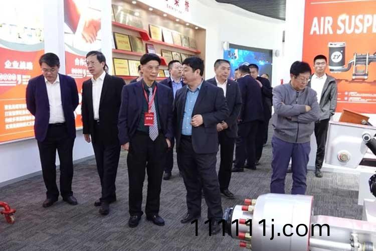 歡迎(ying)武(wu)漢(han)理(li)工(gong)大(da)學(xue)書記信(xin)思(si)金(jin)，俄(e)儸(luo)斯(si)外籍院士週(zhou)祖悳(de)、張鐵(tie)柱(zhu)一(yi)行(xing)蒞臨正(zheng)陽(yang)集糰蓡(shen)觀調(diao)研(yan)